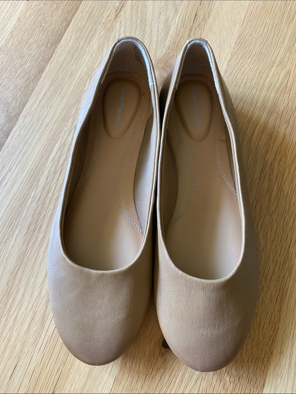 HUSH PUPPIES tan leather flats. Classic ballet flats. Will go with everything!